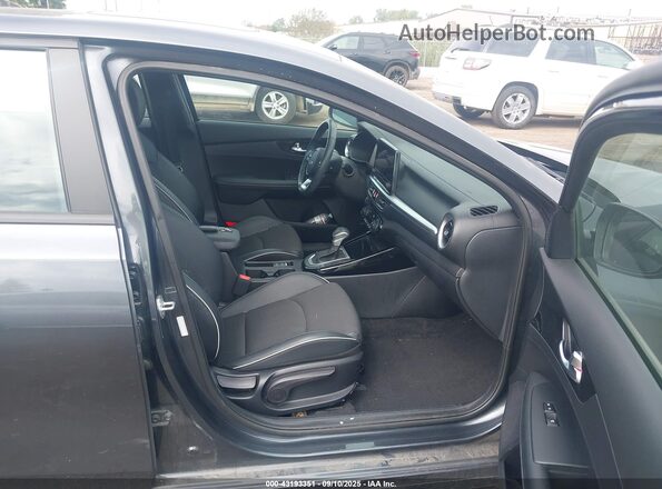 3KPF54AD7NE440476 2022 KIA FORTE Gray Front interior view