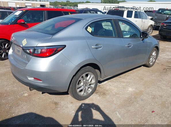 3MYDLBYV0JY323963 2018 TOYOTA YARIS IA Silver Trasero derecho