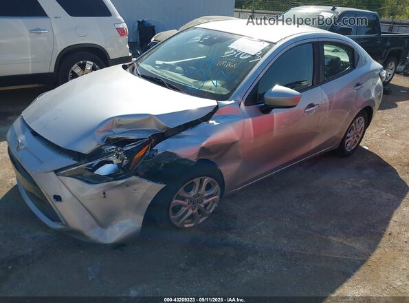 3MYDLBYV0JY323963 2018 TOYOTA YARIS IA Silver Vista tres cuartos delantera izquierda