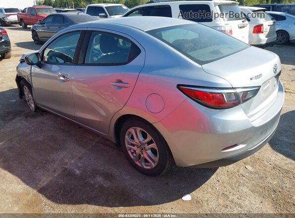 3MYDLBYV0JY323963 2018 TOYOTA YARIS IA Silver Trasero izquierdo