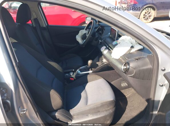 3MYDLBYV0JY323963 2018 TOYOTA YARIS IA Silver Vista interior delantera