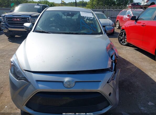 3MYDLBYV0JY323963 2018 TOYOTA YARIS IA Silver Vista del salpicadero