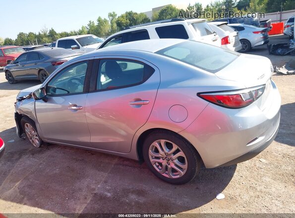 3MYDLBYV0JY323963 2018 TOYOTA YARIS IA Silver Vista interior trasera