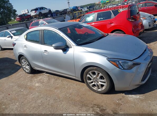 3MYDLBYV0JY323963 2018 TOYOTA YARIS IA Silver Vista del cuadro de instrumentos