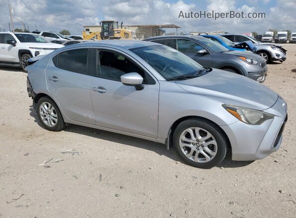 3MYDLBYV0JY325406 2018 TOYOTA YARIS Серебряный 