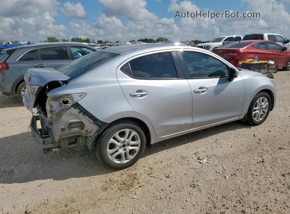 3MYDLBYV0JY325406 2018 TOYOTA YARIS Серебряный 