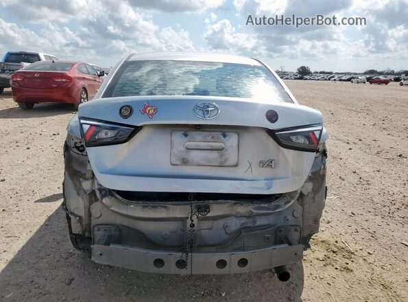 3MYDLBYV0JY325406 2018 TOYOTA YARIS Серебряный 