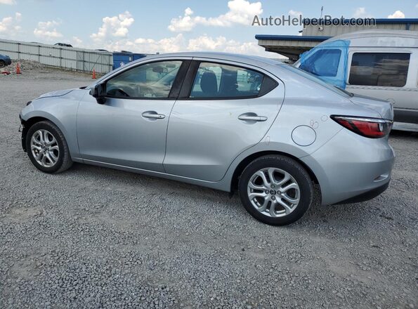 3MYDLBYV3JY300886 2018 TOYOTA YARIS Серебряный Задняя левая четверть