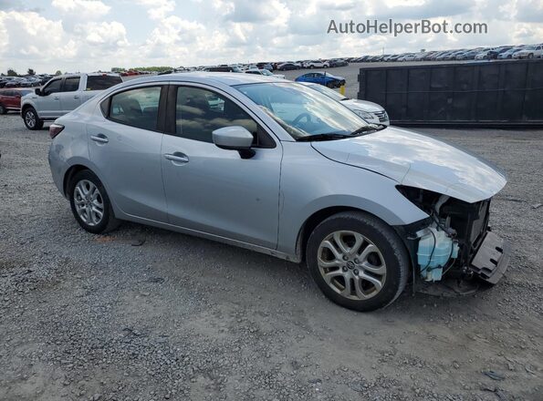 3MYDLBYV3JY300886 2018 TOYOTA YARIS Серебряный Передняя правая четверть