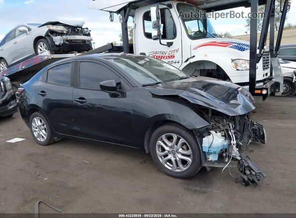 3MYDLBYV5JY315860 2018 TOYOTA YARIS IA Black Vista interior trasera
