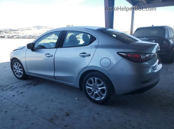 3MYDLBYV5JY321545 2018 TOYOTA YARIS Серебряный 