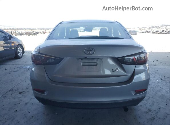 3MYDLBYV5JY321545 2018 TOYOTA YARIS Серебряный 