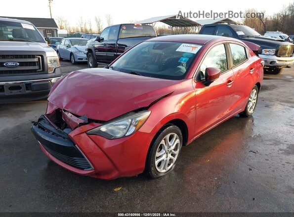 3MYDLBYV7HY165146 2017 TOYOTA YARIS IA Red Առջևի ձախ երեք քառորդ տեսարան