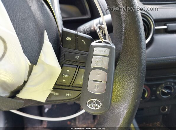 3MYDLBYV7HY165146 2017 TOYOTA YARIS IA Red Առջևի վահանակի տեսք