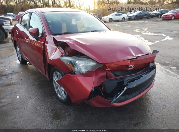 3MYDLBYV7HY165146 2017 TOYOTA YARIS IA Red Դիմացի տեսք