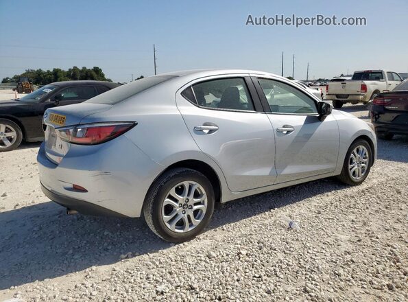 3MYDLBYVXJY316678 2018 TOYOTA YARIS Серебряный 