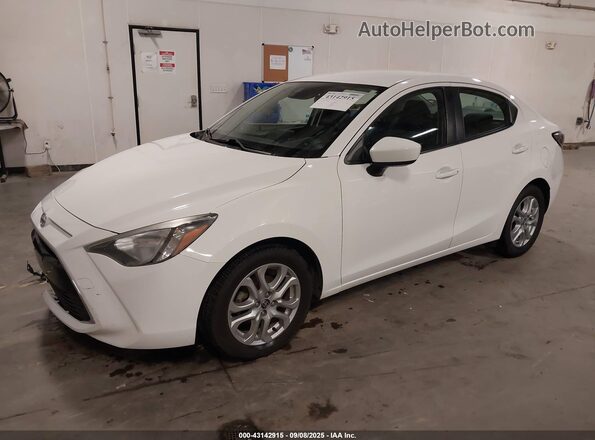 3MYDLBZVXGY103351 2016 TOYOTA SCION Белый Передняя левая четверть