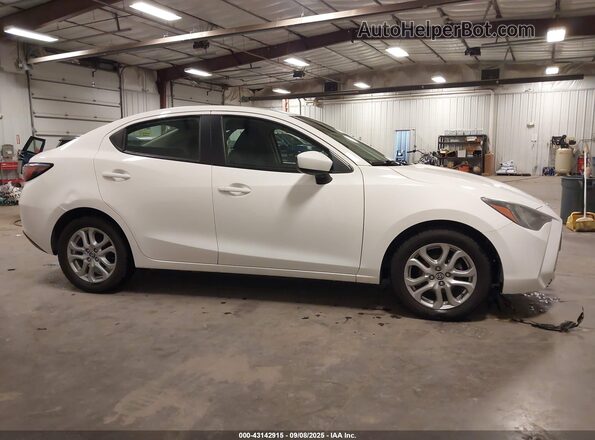 3MYDLBZVXGY103351 2016 TOYOTA SCION Белый Вид задней части салона