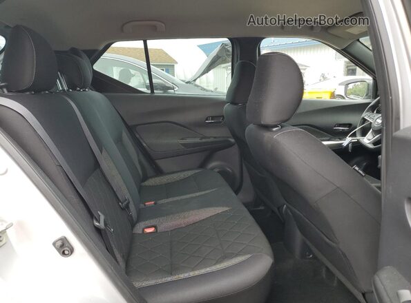 3N1CP5CU2JL543779 2018 NISSAN KICKS Серебряный 