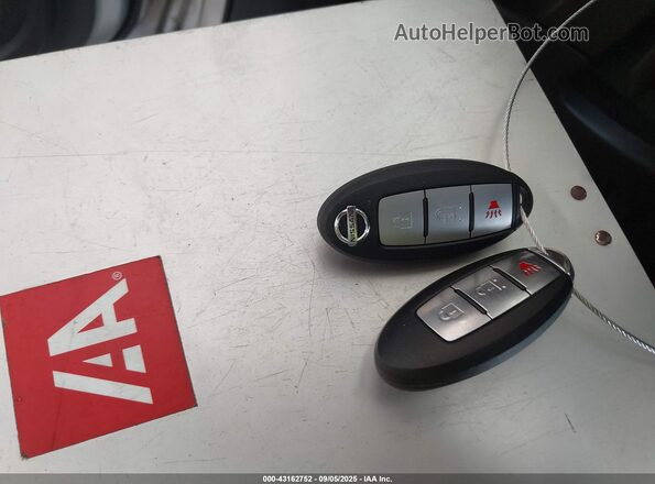 3N1CP5CU7JL516576 2018 NISSAN KICKS Серебряный 