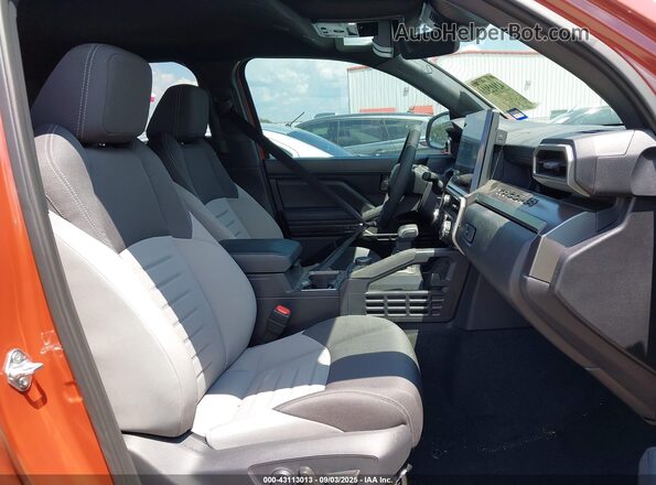 3TMKB5FN9SM035400 2025 TOYOTA TACOMA Orange Вид салону спереду