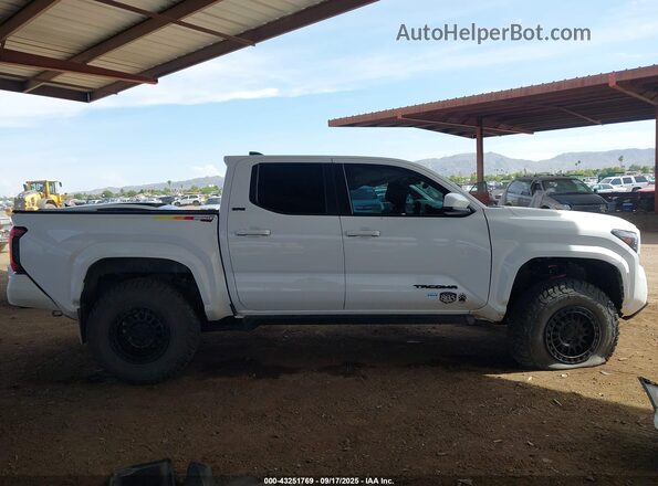 3TMLB5JN0RM062071 2024 TOYOTA TACOMA White ხელსაწყოთა პანელის ხედი