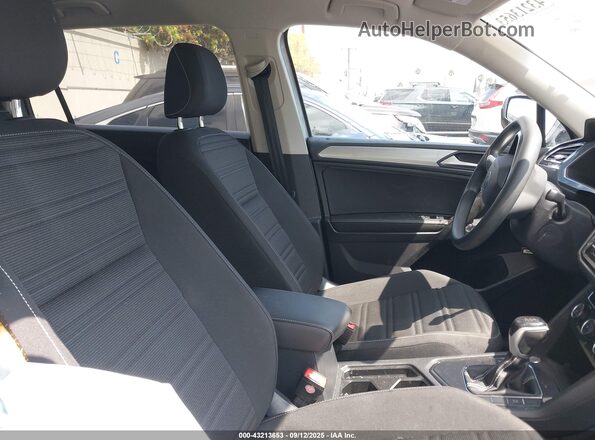3VV1B7AX9NM042224 2022 VOLKSWAGEN TIGUAN Серый Вид салона спереди