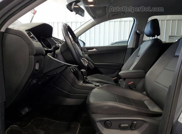 3VV2B7AX3KM049895 2019 VOLKSWAGEN TIGUAN Gray Widok wnętrza z przodu