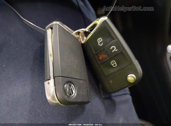 3VV3B7AX5LM031985 2020 VOLKSWAGEN TIGUAN Silver Dashboard view