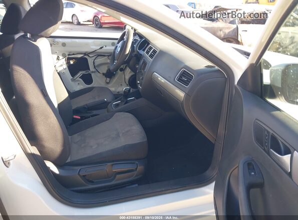 3VW2B7AJ0JM244844 2018 VOLKSWAGEN JETTA Белый Вид салона спереди