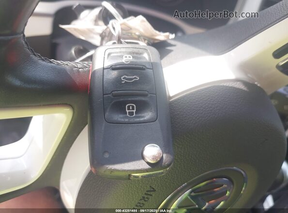 3VWJD7AT5KM701009 2019 VOLKSWAGEN BEETLE White 