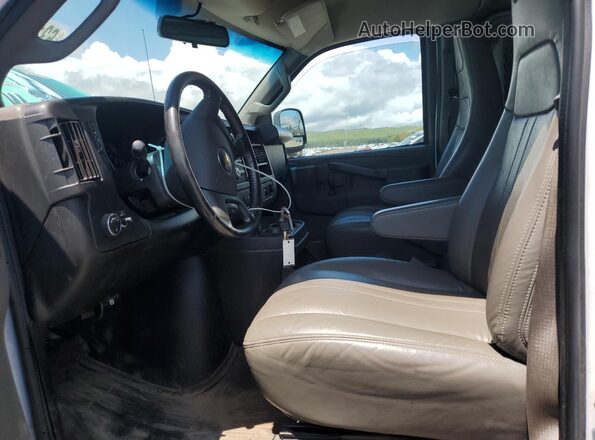 1GCWGAF73N1238880 2022 CHEVROLET EXPRESS Белый Вид панели приборов