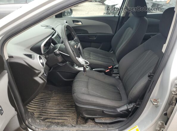 1G1JD5SG0J4115846 2018 CHEVROLET SONIC Серебряный Вид панели приборов