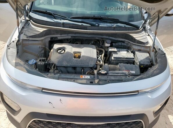 KNDJ23AU7M7792985 2021 KIA SOUL Silver Vista de la etiqueta del VIN