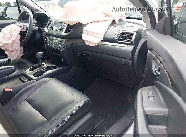 5FNYF5H17LB007349 2020 HONDA PILOT White Front interior view