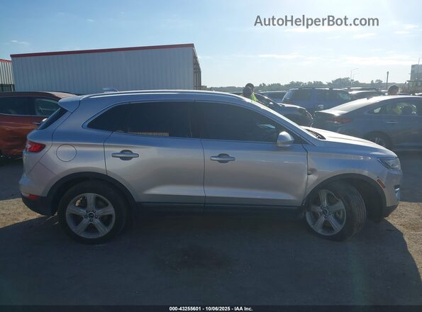 5LMCJ1D95HUL40251 2017 LINCOLN MKC Серебряный Вид задней части салона