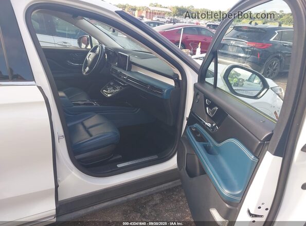 5LMCJ2C96MUL06790 2021 LINCOLN CORSAIR White Front interior view