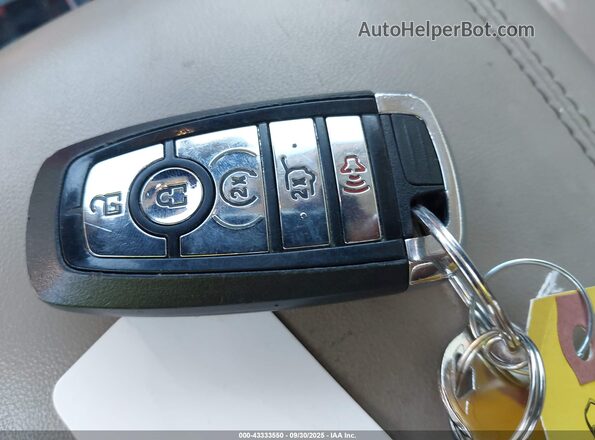 5LMCJ2D94LUL19843 2020 LINCOLN CORSAIR Красный Вид панели приборов