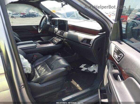 5LMJJ3LG1PEL02642 2023 LINCOLN NAVIGATOR Silver Widok wnętrza z przodu