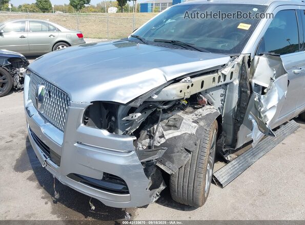 5LMJJ3LG1PEL02642 2023 LINCOLN NAVIGATOR Silver Widok z przodu