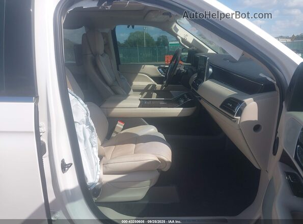 5LMJJ3LT0JEL08050 2018 LINCOLN NAVIGATOR L Белый Вид салона спереди