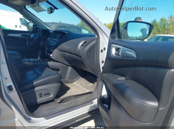 5N1DR2MMXHC693861 2017 NISSAN PATHFINDER Silver Front interior view