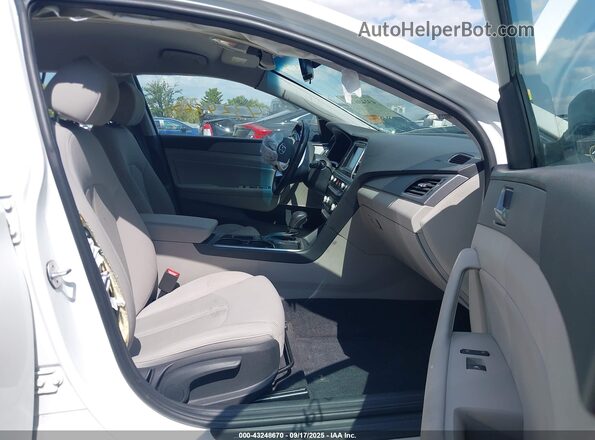 5NPE34AF8KH771366 2019 HYUNDAI SONATA Белый Вид салона спереди