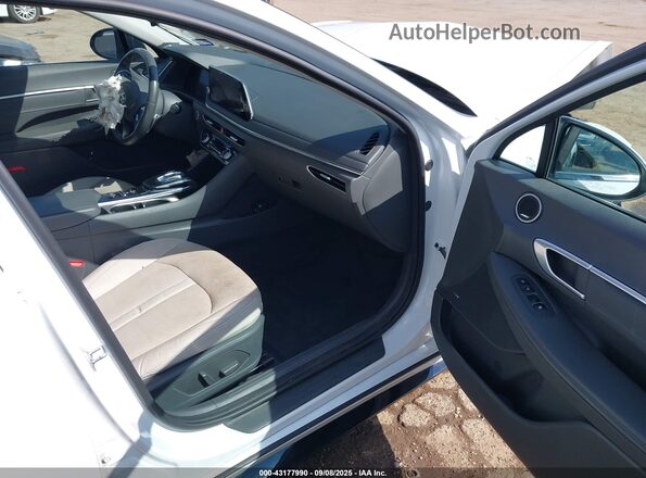 5NPEH4J25MH069930 2021 HYUNDAI SONATA White წინა სალონის ხედი