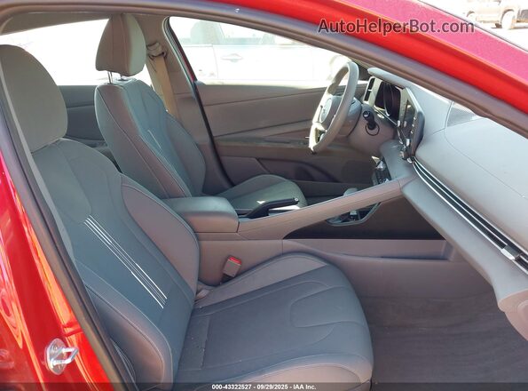 5NPLM4AG3NH076259 2022 HYUNDAI ELANTRA Red Front interior view