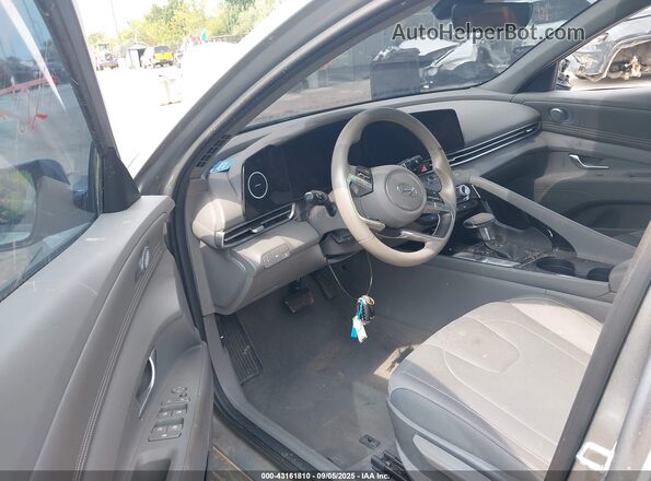 5NPLS4AG5PH107617 2023 HYUNDAI ELANTRA Серебряный Вид салона спереди