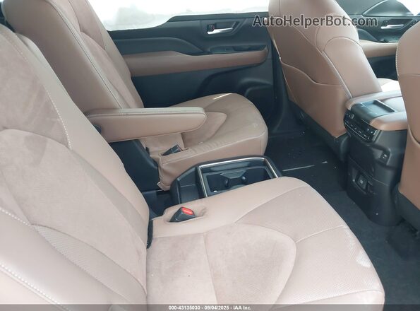 5TDADAB50RS010447 2024 TOYOTA HIGHLANDER HYBRID White Widok naklejki z numerem VIN
