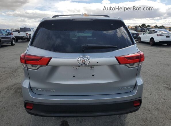 5TDJZRFH1JS812949 2018 TOYOTA HIGHLANDER Silver 