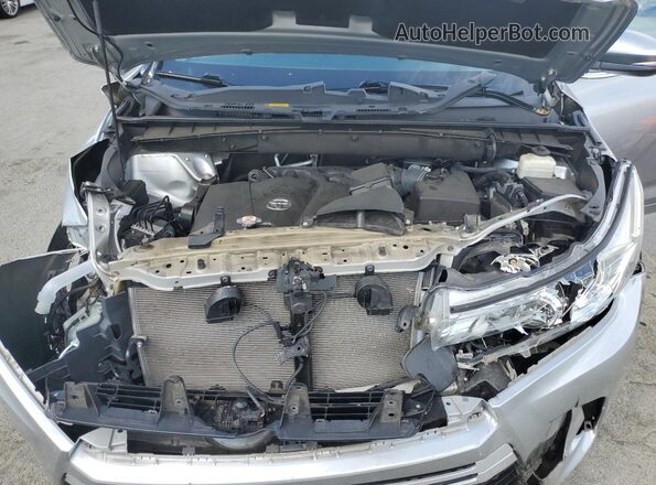 5TDJZRFH1JS812949 2018 TOYOTA HIGHLANDER Silver 