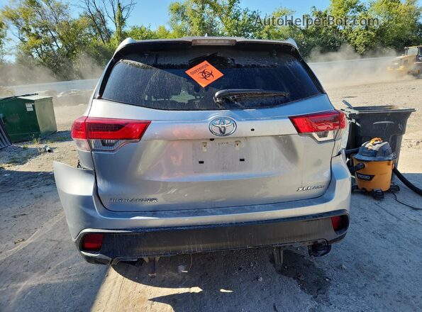 5TDJZRFH8JS895196 2018 TOYOTA HIGHLANDER Silver 